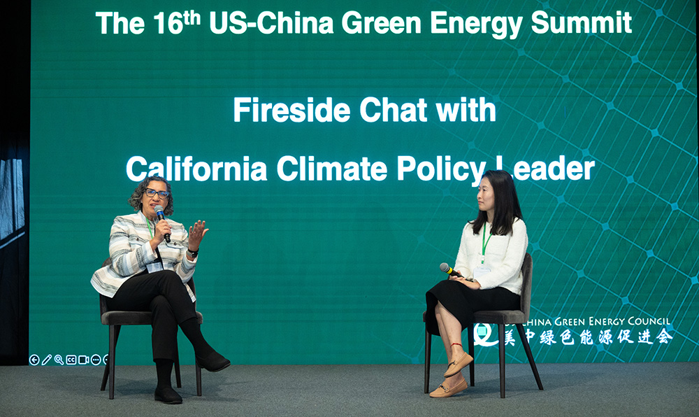 Liane Randolph(左)和主持人戴凡(右)对话