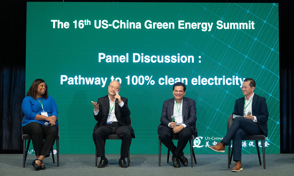 Carla Peterman(左)、于峥(左二)、Amit Narayan(左三)和主持人闵亮(右)对话